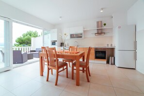 Apartment, 1 Bedroom, Balcony, Sea View | In-room dining