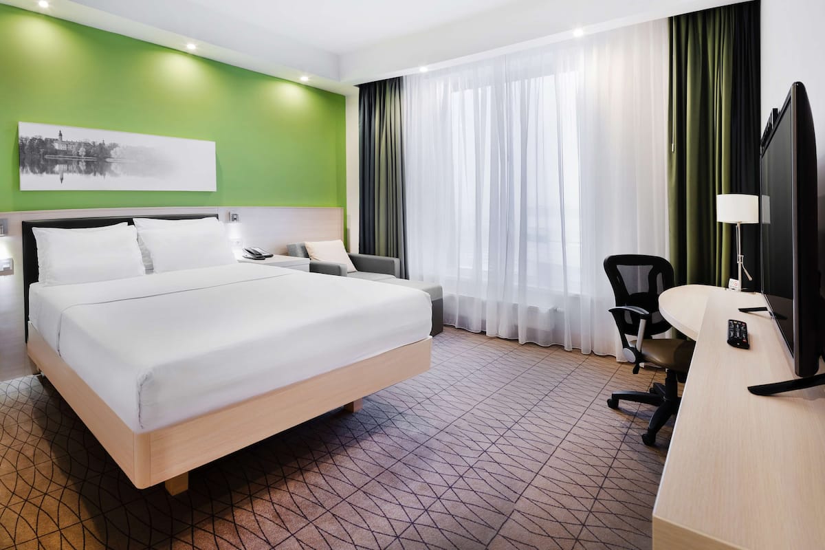 room, 1 king bed | premium bedding, in-room safe, desk, soundproofing