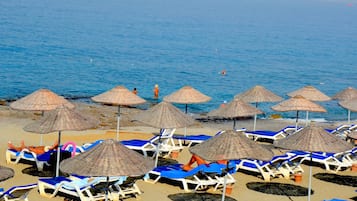 Playa privada, playa de arena blanca, camastros y sombrillas