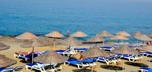 Private beach, white sand, sun-loungers, beach umbrellas - Drita Hotel (Alanya)