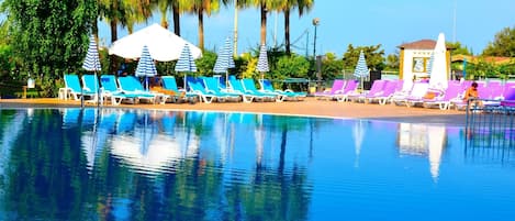 Een binnenzwembad, een buitenzwembad