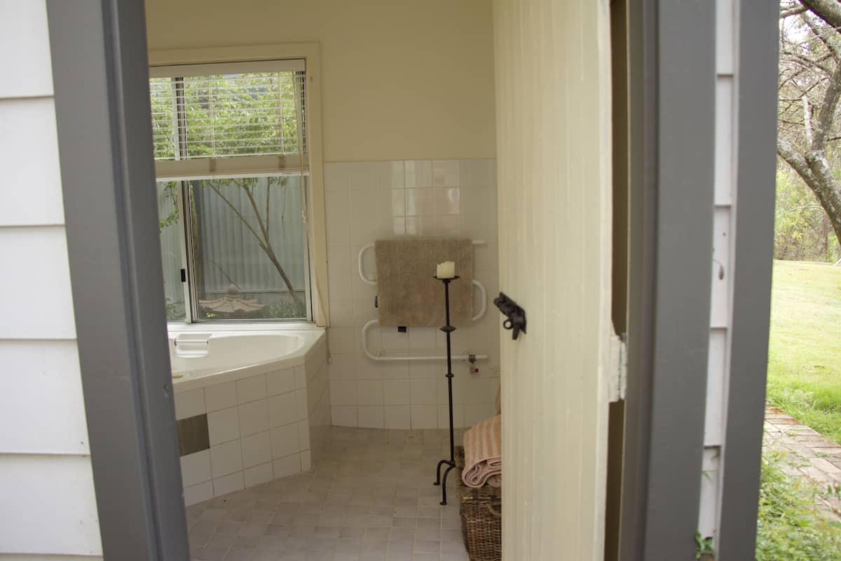 2 Doors 2 People | Bathroom