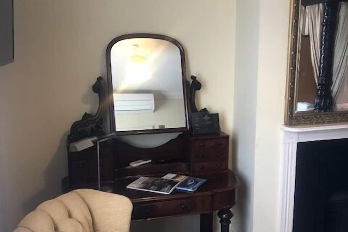 deluxe double room, ensuite (with 4 poster bed)