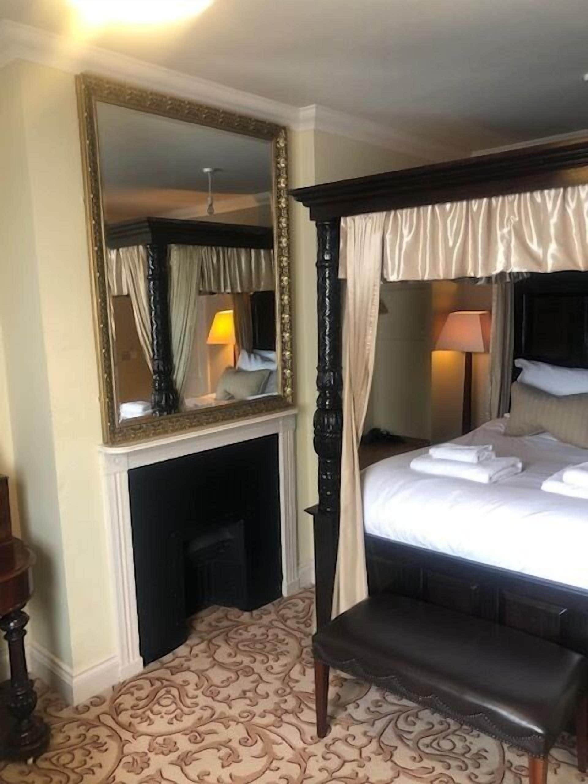 deluxe double room, ensuite (with 4 poster bed)