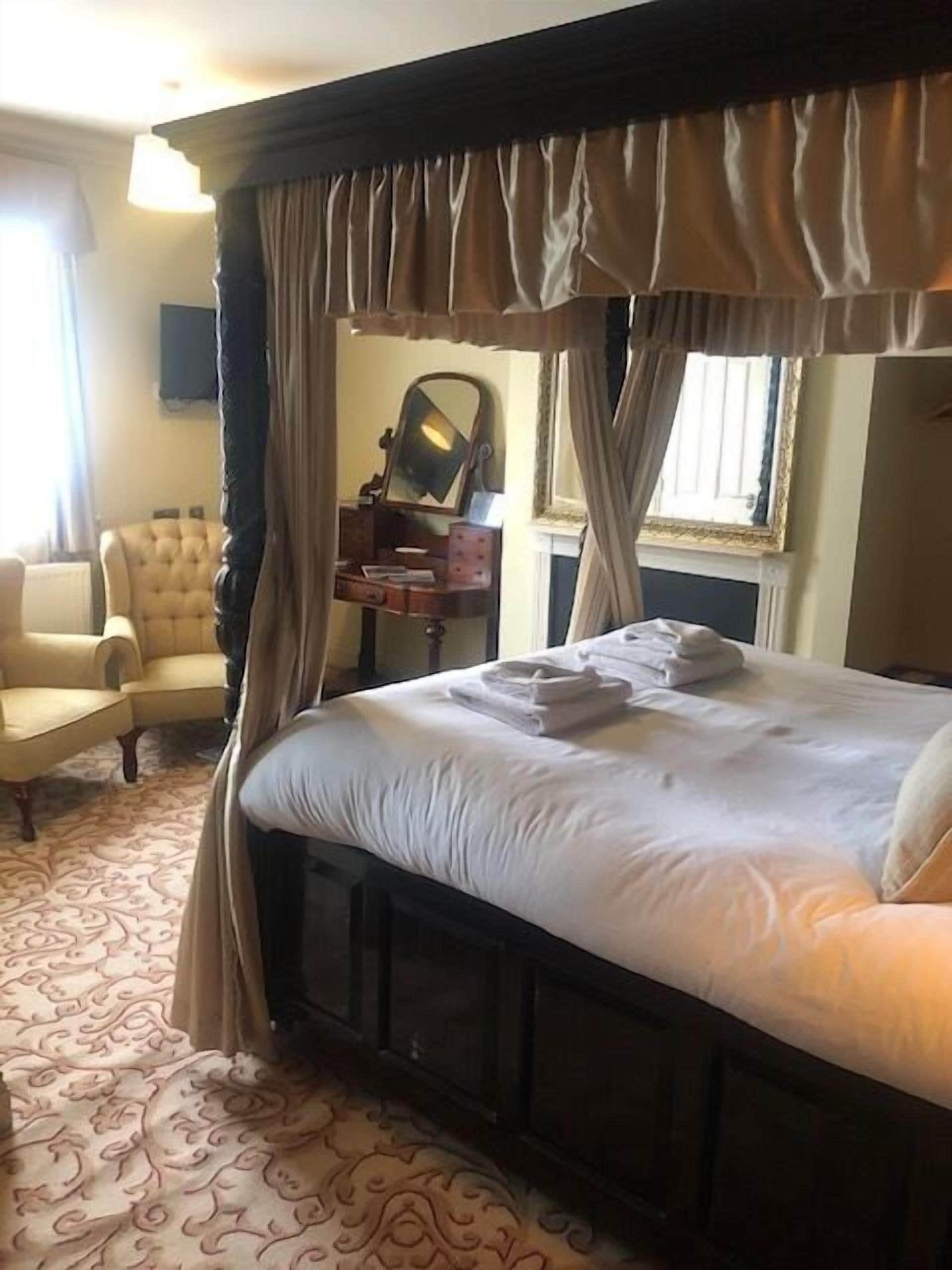 deluxe double room, ensuite (with 4 poster bed)