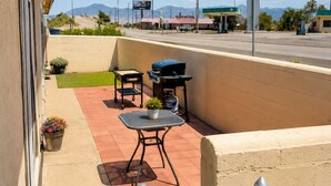 BBQ/picnic area - Four Winds Motel & RV Park (Carrizozo)