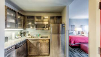 Studio Suite, 2 Queen Beds, Kitchen