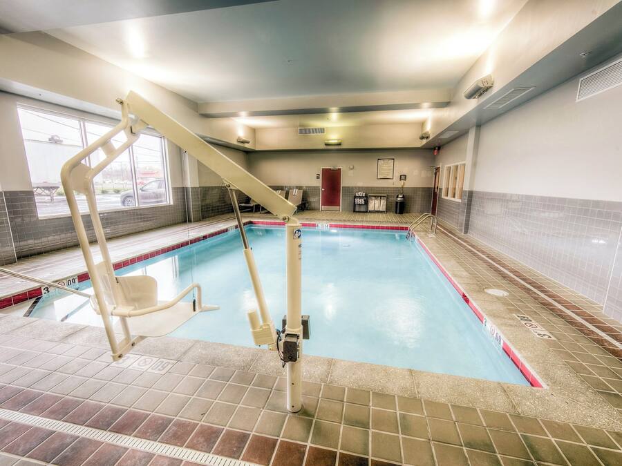 Piscina coperta, con ingresso dalle 08:00 alle 23:00, lettini