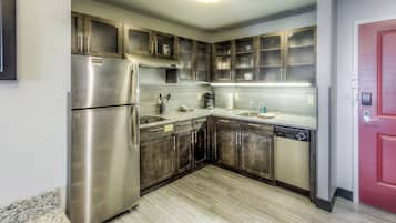 Full-size fridge, microwave, stovetop, coffee/tea maker