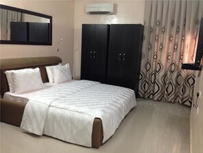 Superior Suite, 1 King Bed, Non Smoking | Premium bedding, memory foam beds, minibar, in-room safe - Primal Hotel (Lagos)