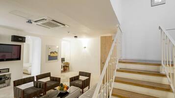 Studio Suite Royal, 1 Tempat Tidur Queen, kolam renang pribadi, lantai mezzanine | Ruang keluarga | TV layar datar dan lantai berpemanas