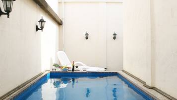 Studio Suite Royal, 1 Tempat Tidur Queen, kolam renang pribadi, lantai mezzanine | Kolam renang outdoor