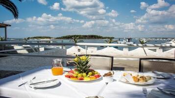 Se sirven comidas, cenas y cocina italiana
