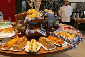 A buffet with various baked goods and pastries. - WA Hotel Caruaru (Caruaru)