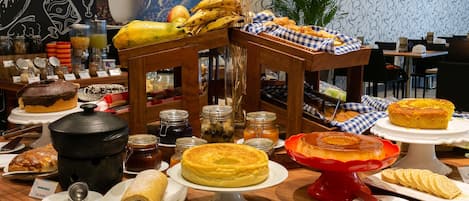 Free daily buffet breakfast