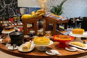 Café da manhã com buffet grátis todos os dias