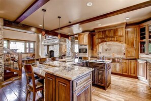 House, 5 Bedrooms | Private kitchen | Full-size fridge, microwave, stovetop, dishwasher