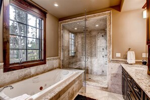 Casa, 5 habitaciones | Baño | Bañera y ducha independientes, bañera de hidromasaje y secador de pelo