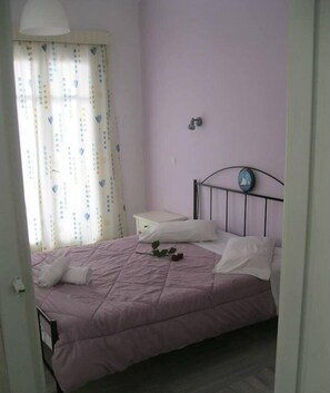 Desk, soundproofing, free WiFi, bed sheets - Very-Kokkos Pension 2 (Naxos)