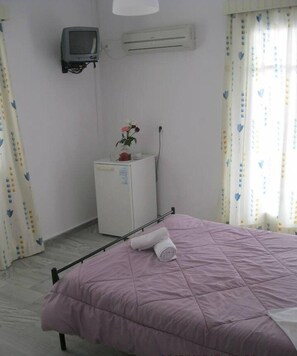 Economy Double Room | Desk, soundproofing, free WiFi, bed sheets - Very-Kokkos Pension 2 (Naxos)