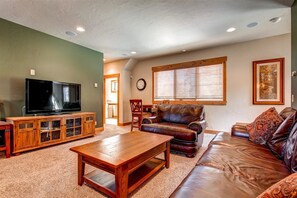 House, 4 Bedrooms, Hot Tub | Living room