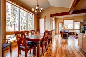 House, 4 Bedrooms, Hot Tub | In-room dining