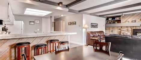 Condo, 2 quartos | Opções para refeição no quarto