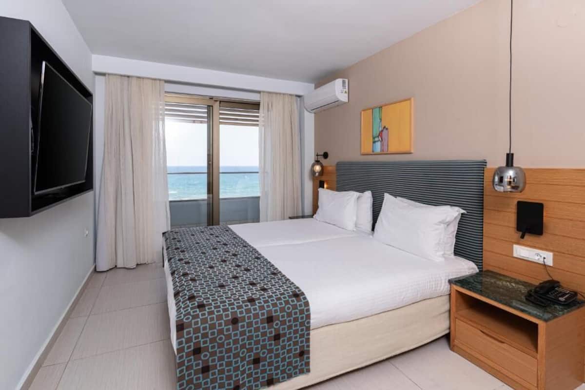 Superior Studio Private Pool & Sea View | In-room safe, desk, soundproofing, iron/ironing board (on request)