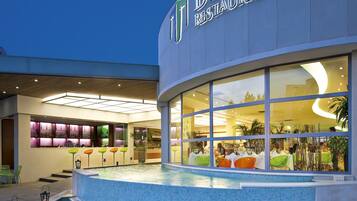 Un restaurante moderno con zona de piscina al frente.
