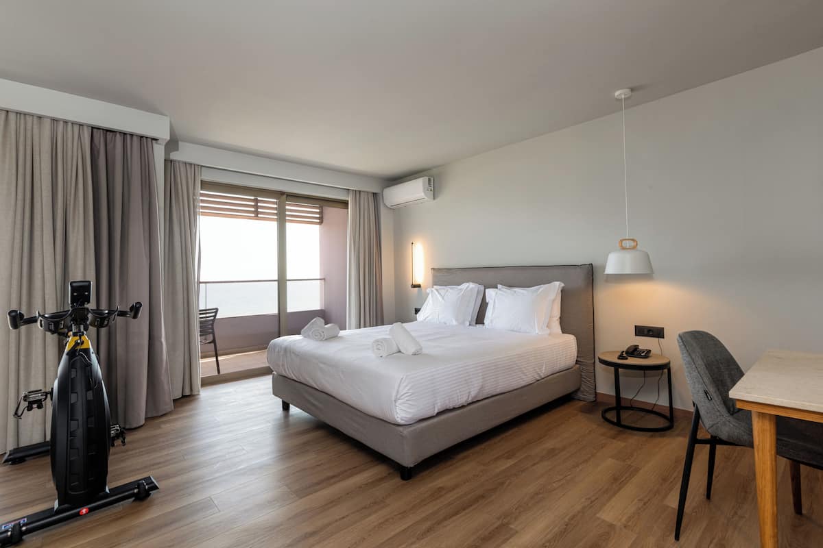 Junior In-room Fitness Suite Panoramic Sea View | In-room safe, desk, soundproofing, iron/ironing board (on request)