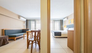 Zimmersafe, Schreibtisch, schallisolierte Zimmer, Bügeleisen/Bügelbrett
