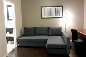 開放式客房, 1 張加大雙人床, 廚房 | 起居區 | 32-吋電視，提供有線頻道