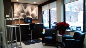 Lobby sitting area - Hotel Oshawa Downtown (Oshawa)