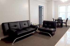 公寓, 2 間臥室, 廚房 | 起居區 | 32-吋電視，提供有線頻道