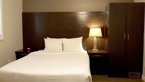 Apartment, 1 Bedroom, Kitchen | Desk, iron/ironing board, WiFi (free) - Hotel Oshawa Downtown (Oshawa)