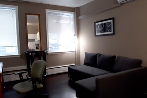 開放式客房, 1 張加大雙人床, 廚房 | 起居區 | 32-吋電視，提供有線頻道