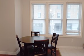 Apartment, 2 Schlafzimmer, Küche | Essbereich im Zimmer