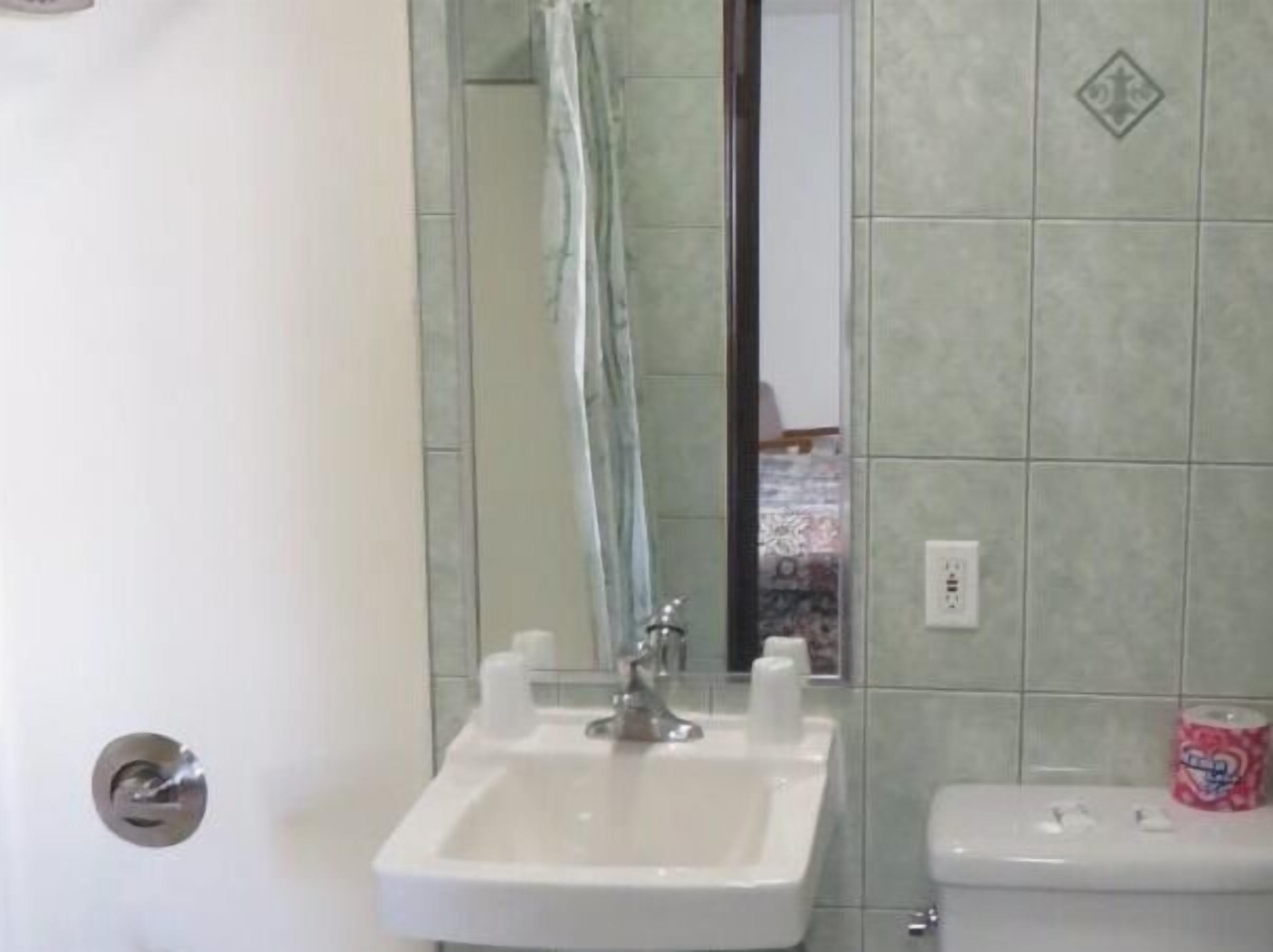 Camera Standard, 1 letto king | Bagno | Combinazione doccia/vasca, set di cortesia gratuito, asciugamani