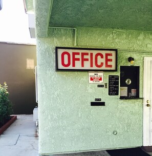 Vista frontal de la propiedad