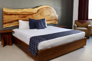Estudio2 | Tabla de planchar con plancha y ropa de cama 