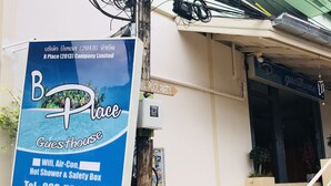 A B Place Guesthouse signboard with amenities like Wifi, Air-Con, Hot Shower, and Safety Box. - B Place Guesthouse (Ko Phi Phi)