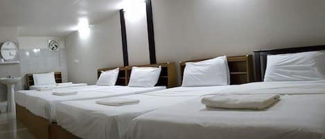Comfort Shared Dormitory, Private Bathroom | Rollaway beds, free WiFi