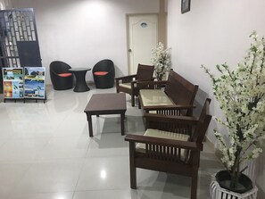 Lobby sitting area - B Place Guesthouse (Ko Phi Phi)