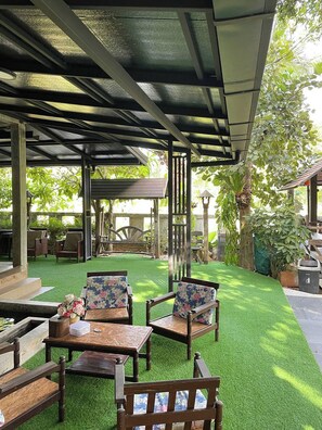 Lobby sitting area - Boutique Village Hotel (Krabi)