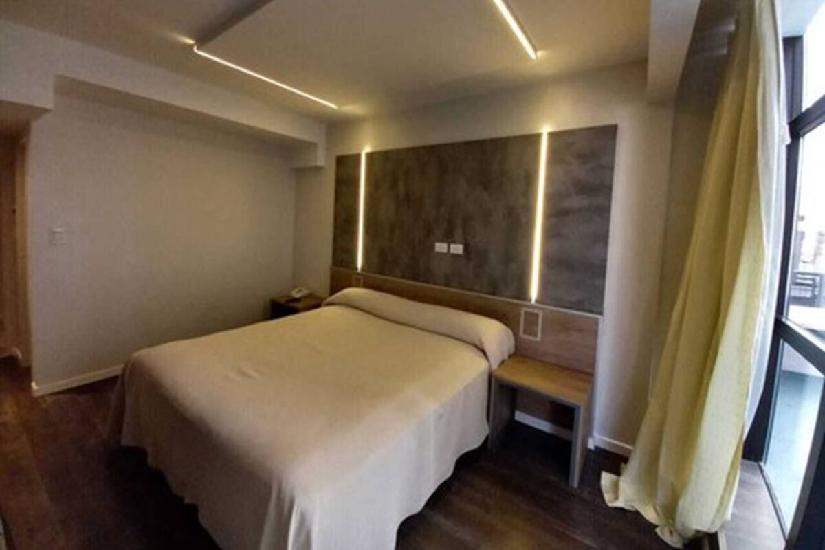 Caja de seguridad en la habitación, escritorio y cunas gratuitas