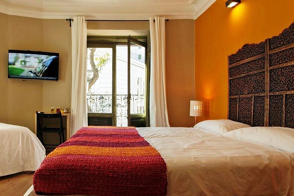 Escritorio, cortinas blackout, sistema de insonorización y wifi gratis 