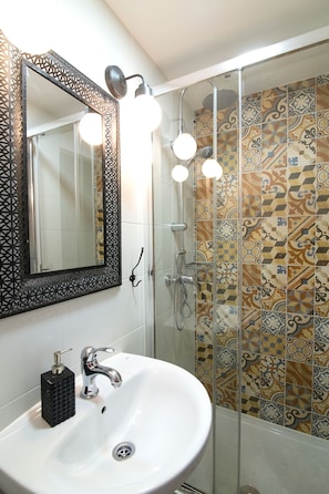 Chambre Double, salle de bains privée | Salle de bain | Serviettes fournies, savon, papier toilette
