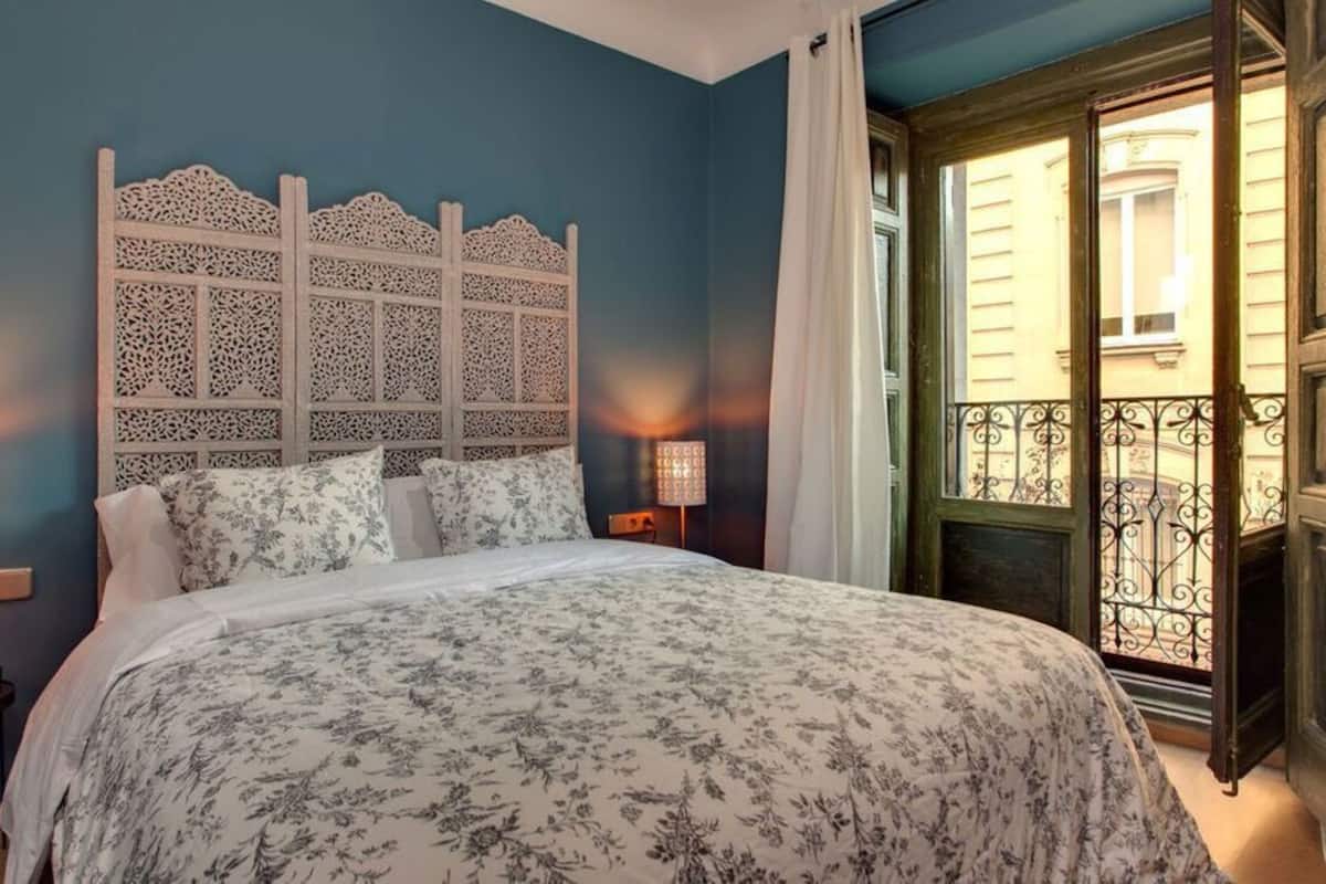 Double Room, Shared Bathroom | Desk, blackout drapes, soundproofing, free WiFi
