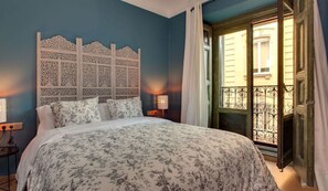 Double Room, Shared Bathroom | Desk, blackout drapes, soundproofing, free WiFi - Abracadabra Suites (Madrid)