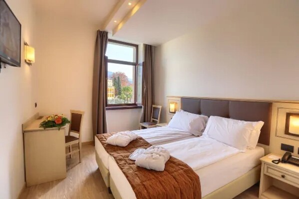 Room - Hotel Europa- Skypool & Panoroma (Riva del Garda)